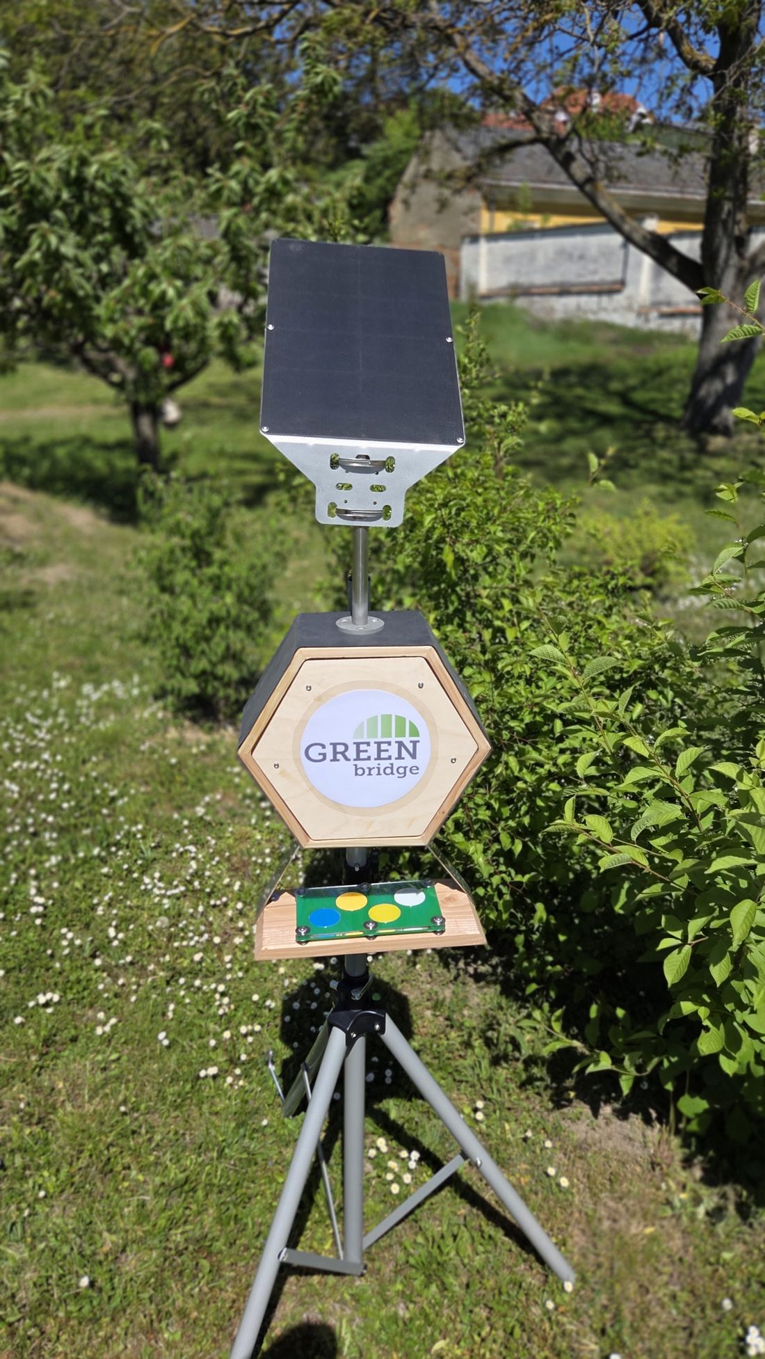 Solarbetriebene Monitoringstation von Green Bridge auf einer Wiesenfläche